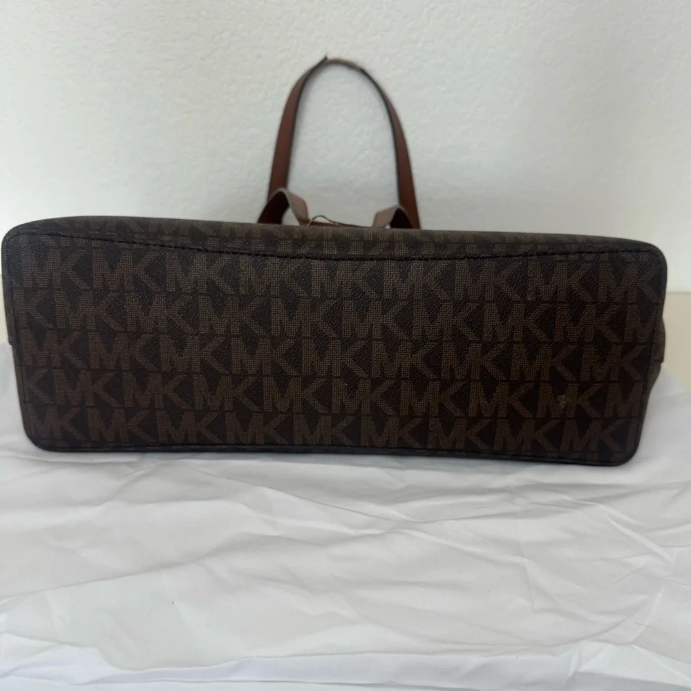 Michael Kors Mel Logo Tote Bag - Picture 13 of 13